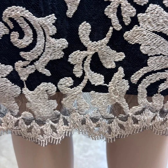 Tadashi Shoji Black and Ecru Sleeveless Dress 14 - Picture 4 of 9